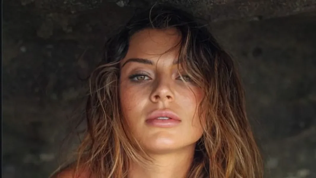 Upoznajte najseksipilnijeg naučnika na svetu koji radi iz neposredne blizine sa ajkulama - ORIGO