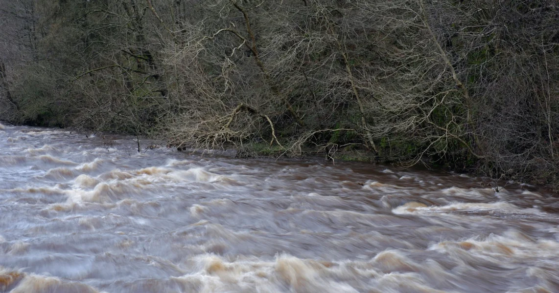 Opasnost od poplava. Hidrologi su izdali žuti i narandžasti kodovi za bujične poplave u više okruga u zemlji.