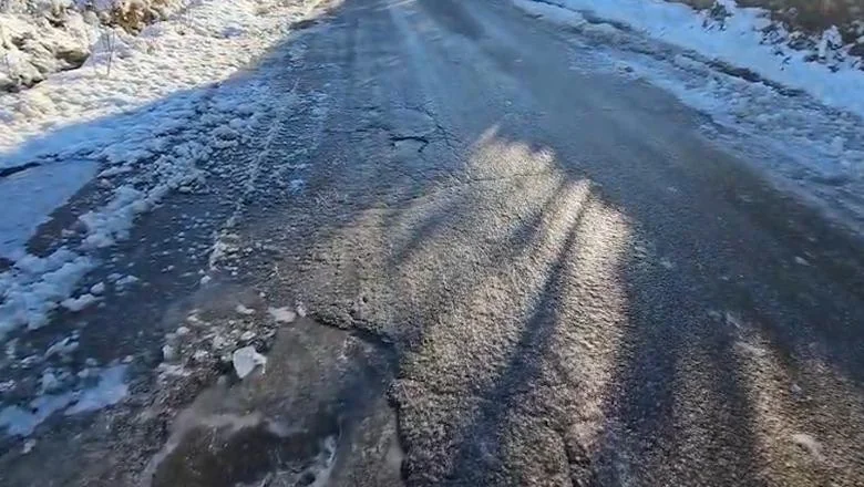 Oštro pada temperatura uzrokuje smrzavanje na deonicama puteva u okrugu Diber! Vlasti apeluju vozačima da voze oprezno.