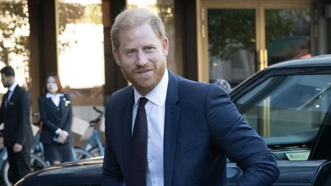 Princ Hari stigao na londonsku dodelu bez Meghan Markle