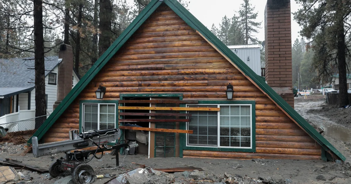 Torentne kiše i poplave devastirale su južni Kaliforniju: desetine kuća zakopane u blatu i putevi blokirani