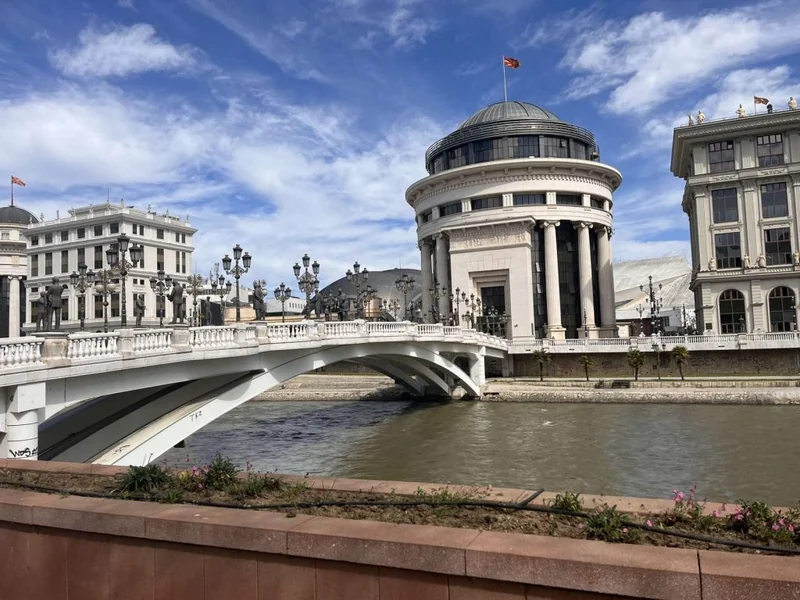 Osnovno javno tužilaštvo podnelo postupak za oštećenje ulaznih vrata bugarske ambasade u Skoplju