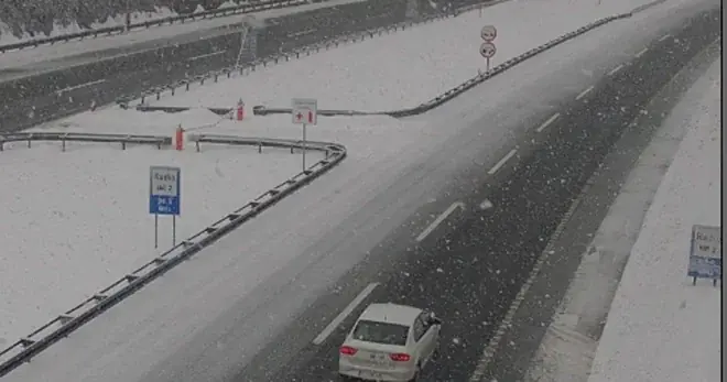 Opasni uslovi na putevima, na A4 došlo do nesreće. HAK upozorio vozače: 'Zadržava se velika količina vode'