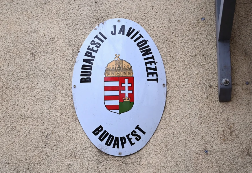 Zbog pritiska na njega i dnevnog putovanja napustio Szőlő utcai popravni dom nakon nekoliko dana, tvrdi jedan od privremenih direktora.