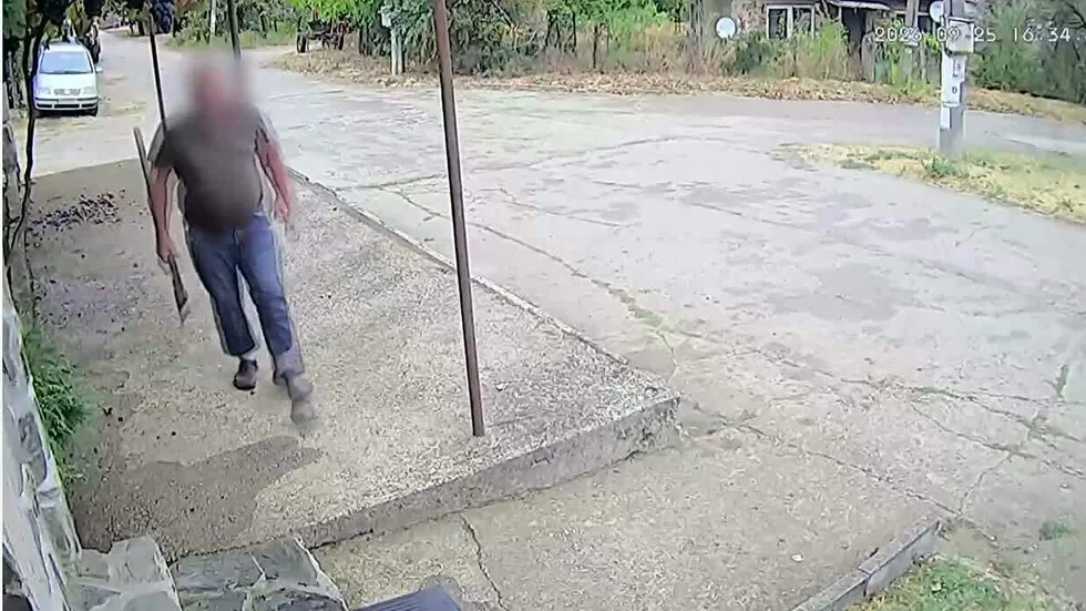 Život u strahu: Muškarac sa sjekirom preti stanovnicima i napada kuću