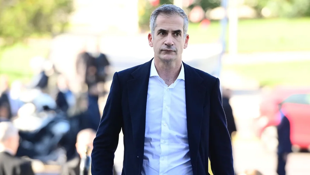 Bakogiannis o aroganciji vlade: Svet ga ima tumpano, a mi skrivamo ponos