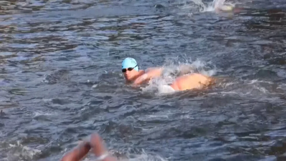 Stotine su se uključile u ledeno božićno plivanje u reci Vltavi (VIDEO)