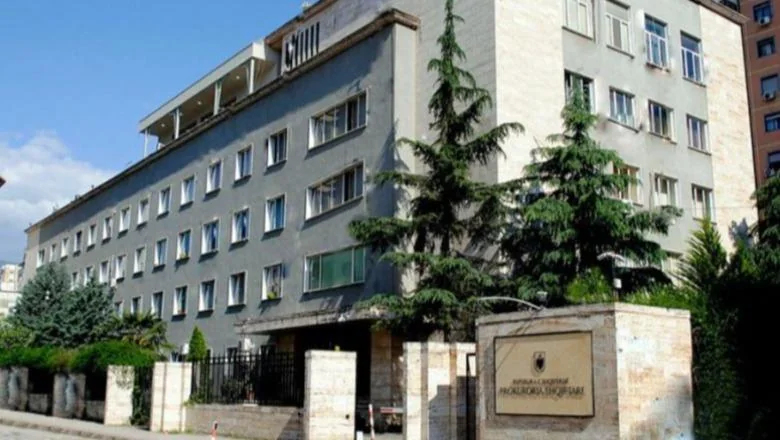 Sumnja se da su stekli oko 30 miliona evra putem prevare sa fiktivnim kompanijama, Tužilaštvo Tirane zaplenilo imovinu jednog Španca! Zemljište u Dhërmi, automobili i bankovni računi - Shqiptarja.com