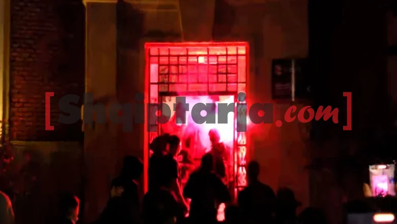 Maskirane protestante pale baklje u Opštini Tirana! Napad na Ministarstvo prosvete, uništavaju preduzeća i pale požare na ulicama Tirane! Sukob sa policijom: 20 povređenih, 7 policajaca, 40 privedenih (VIDEO) - Shqiptarja.com