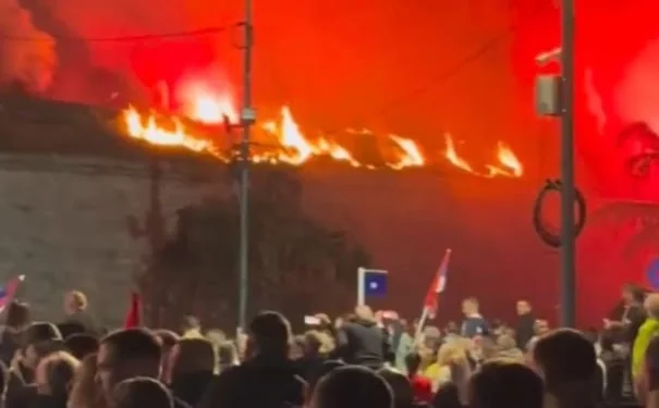 Vučićevi ćaciji napravili haos na Niškoj tvrđavi: Zbog bakljade izazvali veliki požar