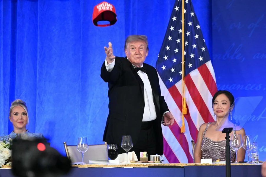 Donald Trump potpisao je zakon kojim može nametnuti 100 posto carine najvećim kupcima ruske nafte.