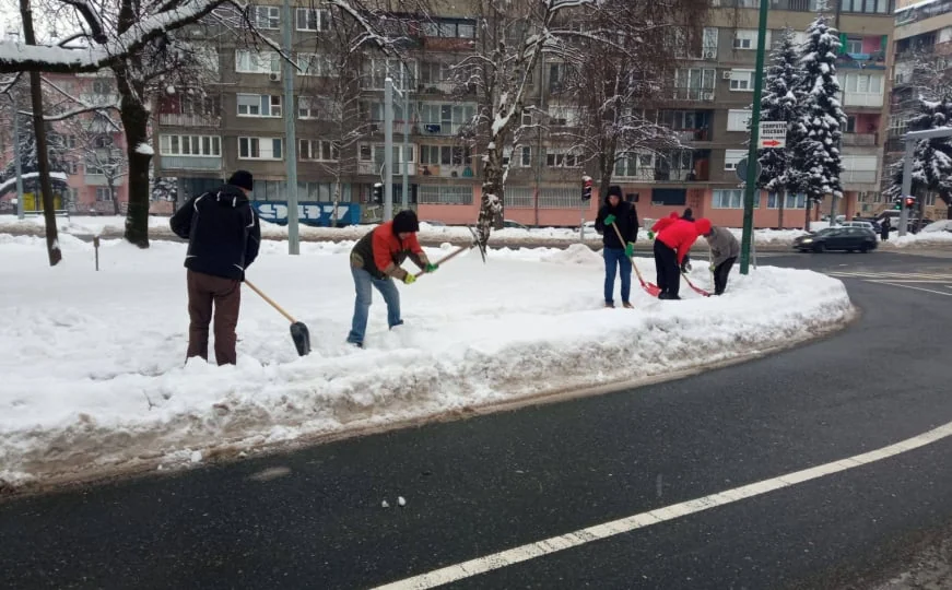 U Opštini Novo Sarajevo počelo raditi 10 novih radnika angažovanih na čišćenju snijega