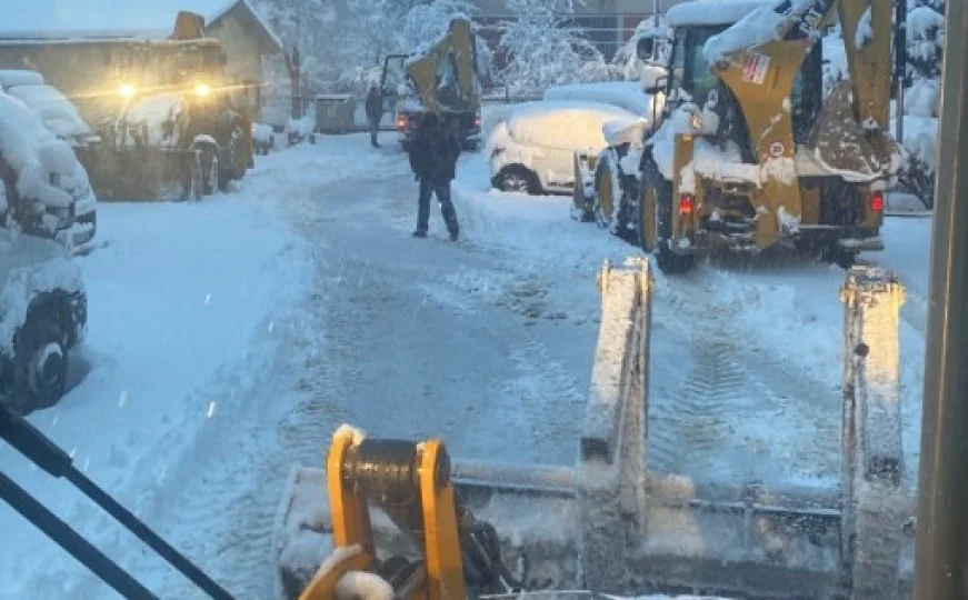 Omogućili pristup lokacijama: ViK bagerima čistio puteve prema bunarima, pomogli i RAD-u