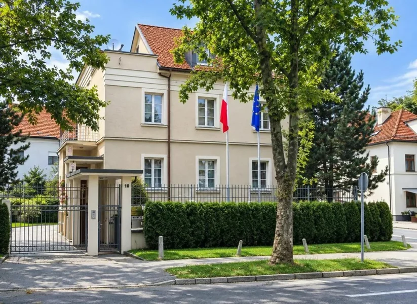 Iz konzulatske zgrade u Ljubljani pao je diplomat