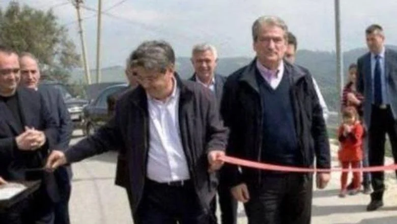 FOTOLAJM/ Optuzio Salianjin da je napunio salu ljudima Beneta Becija, nekad je Berisha otvarao puteve sa gradonačelnikom Škadra - Shqiptarja.com