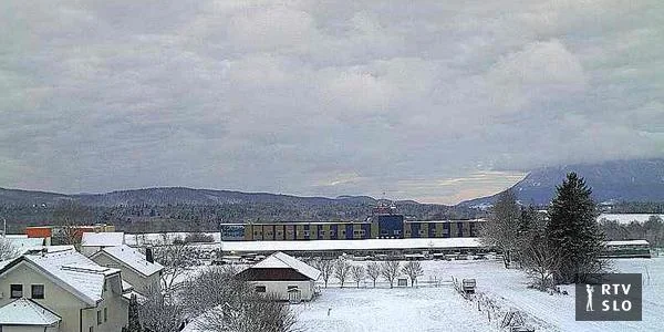 Ponekad po Sloveniji je noću padao sneg, najviše pobeljena je Postojna