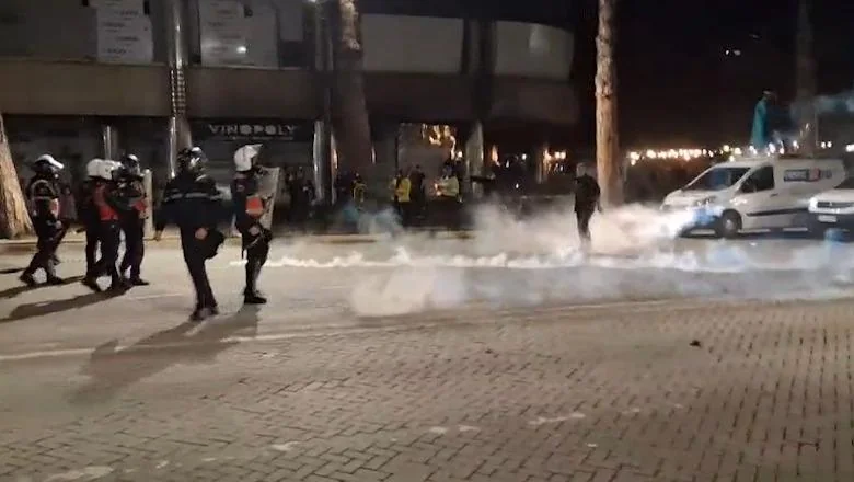 Nasilna protesta: uhapšeno 9 osoba, među njima i jedan nemački državljanin od 23 godine! Kanabis u stanu jednog od njih! Dvadesetogodišnjak prekršio kućni pritvor zbog krađe i pridružio se skupu