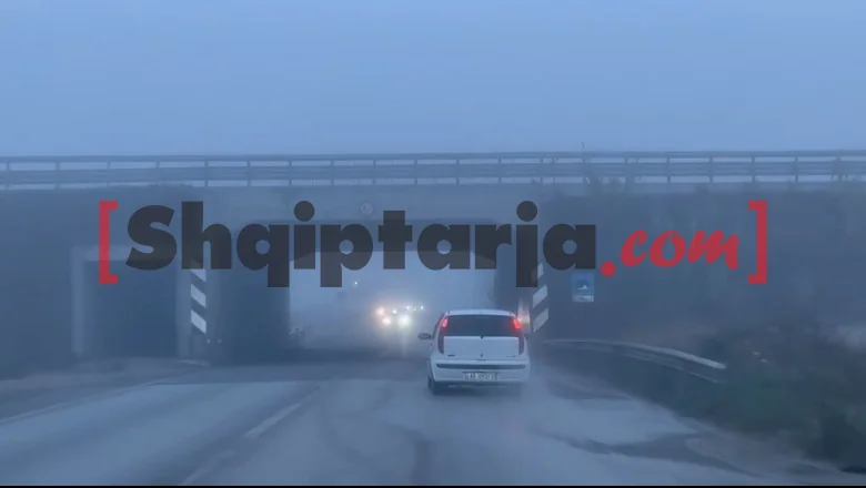 VIDEO/ Gusta magla prekriva Kruju, niska vidljivost na putu