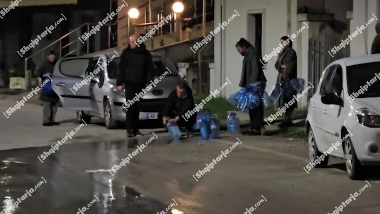 Totalni prekid snabdevanja od 3 dana, građani Vlorë pune vodu u flašama na Uji i Ftohtë (VIDEO) - Shqiptarja.com