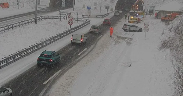 FOTO Sneg stvara probleme u prometu: 'Doslovno je nesreća na nesreći. Ljudi voze bez zimske opreme'