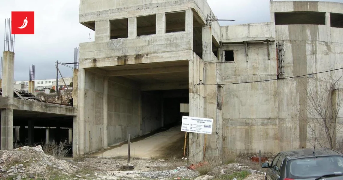 Dete teško povređeno u padu u otvor lifta u napuštenom objektu u Primoštenu