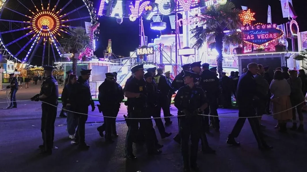 Smrtni slučaj dogodio se na Minhenskom Oktoberfestu – policija i službe za hitne pomoći na licu mesta