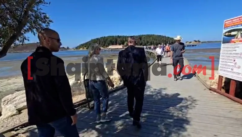 Protesti na trgu ispred premijerske zgrade, evropski poslanici posete Zvërnec - Shqiptarja.com