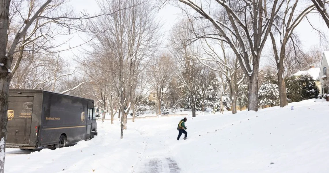Snežna oluja u SAD-u, preko 6.000 otkazanih letova. Oluja Ezra pravi pustoš. Meteorolozi upozoravaju na „ciklon-bomba”