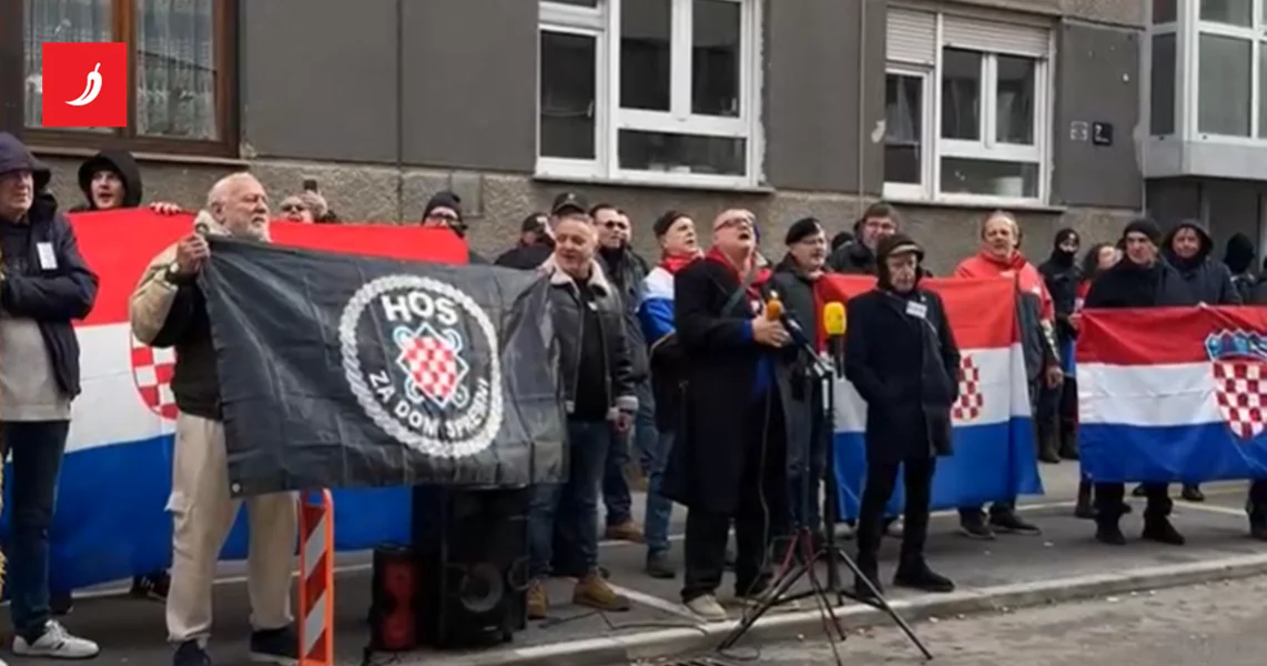 UŽIVO Desničari došli pred Tomaševićev stan, pevaju Thompsona. Policija digla dron