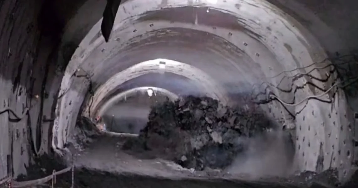 Spektakularne slike: Iskopavanja na padini na gradilistu autoputa A1 Sibiu-Pitesti. Radovi se nastavljaju uprkos loshem vremenu.