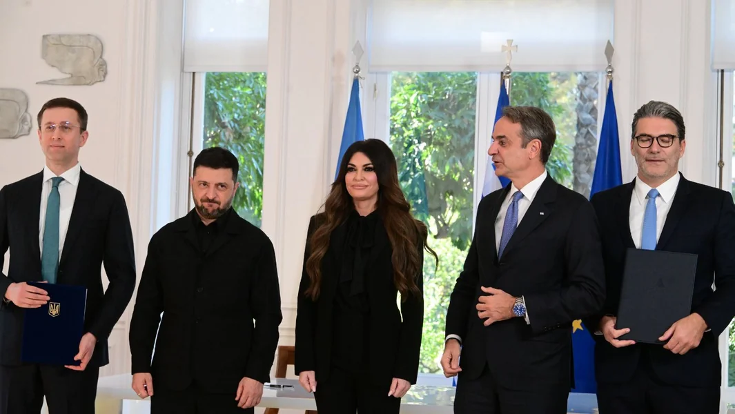 Okolo, okolo svi, a u sredini Kimberly Gilfoil - Documento