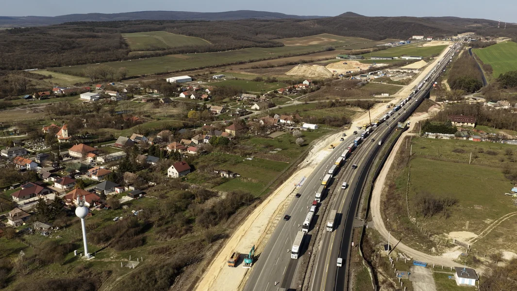 35 godina svakog časa 96 miliona forinti javnog novca bi se slivalo u firme Mészáros Lőrinc i Szíjj László, ako koncesioni ugovor za autoputeve ostane na snazi