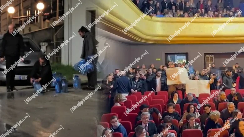 Skandal/ Vlore tri dana bez vode, građani u redu za punjenje bidona na izvoru! Ruše gala veče opštine, ulaze na silu u gradsko pozorište (VIDEO)