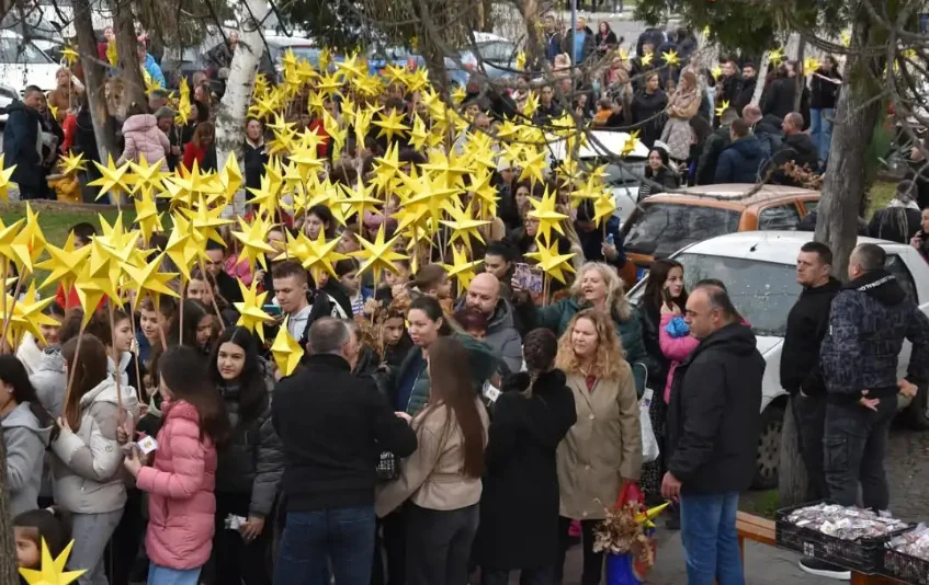 Nekoliko hiljada dece noseći Božićnu zvezdu formiralo Badnjakovu povorku u celoj državi - Nova Makedonija