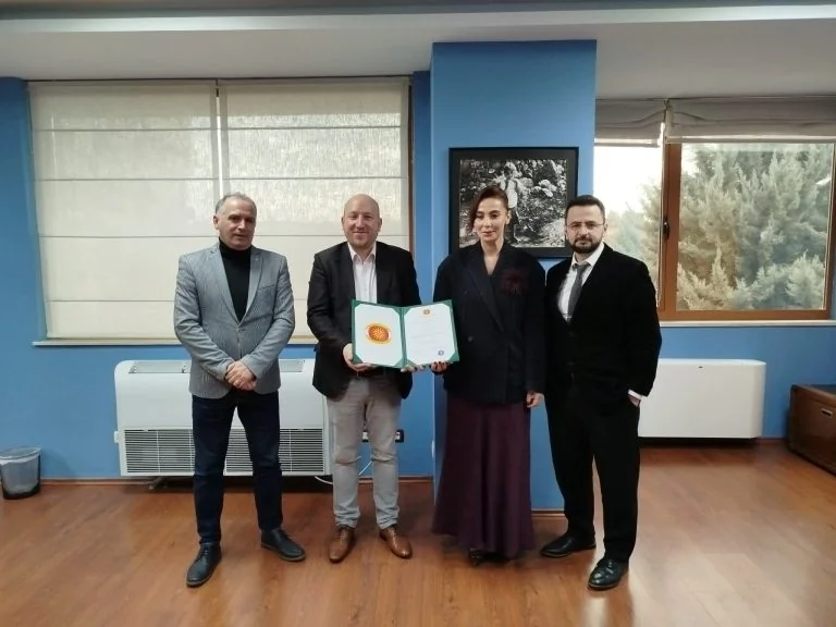 Nikola Gjurgaj, predsednik makedonskog društva 'Ilinden'-Tirana, uručio zahvalnicu 'Ilinden' instituciji Narodnog pravobranitelja Republike Albanije