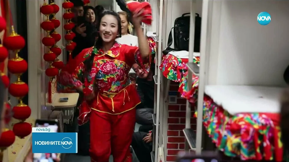 Vlak daje putnicima priliku da dodirnu kineski folklor