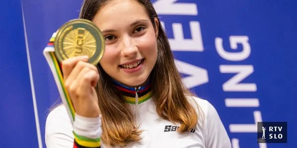 Mavrična majica krasi domaću dnevnu sobu