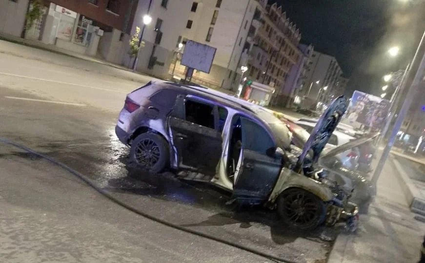 Burna noć na Palama: Dva automobila potpuno izgorjela u požaru