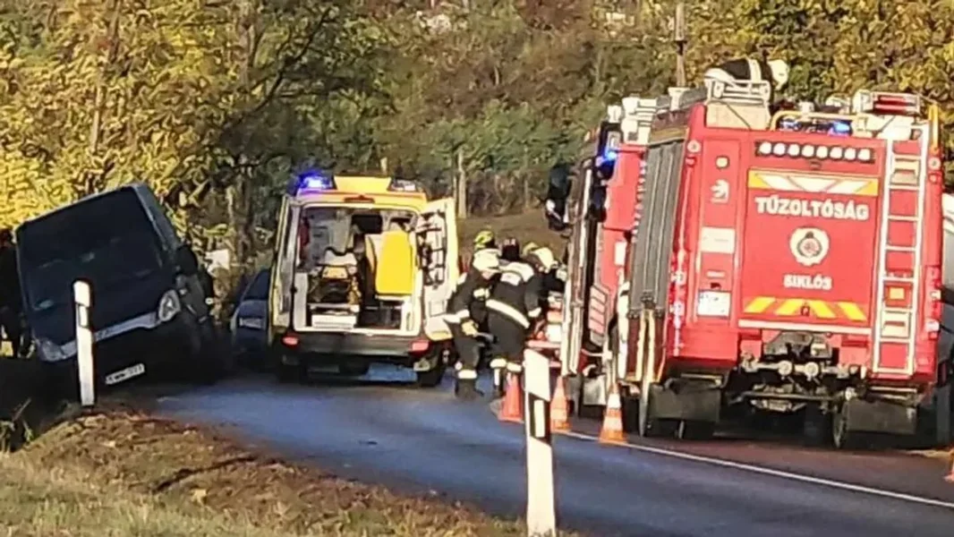 Autobus sa 16 putnika se prevrnuo posle frontalnog sudara u Baranji, pozvan je helikopter za hitnu pomoć - fotografije - ORIGO