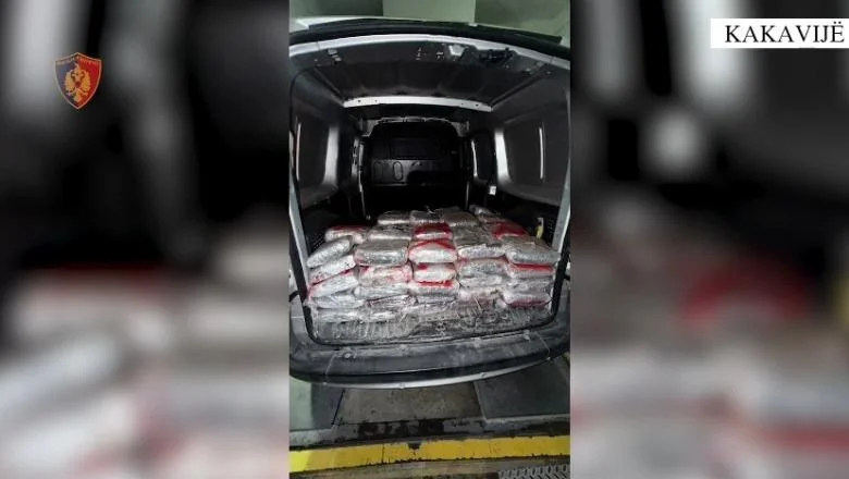 88 skrivenih paketa u furgonu, otkriveno 91 kilogram kanabisa na Kakaviji, odredište Grčka! Uhapšen muškarac i žena (IMENA) - Shqiptarja.com