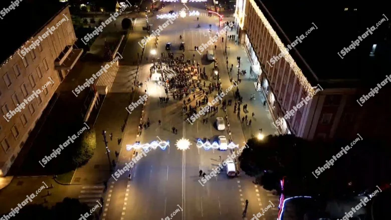 Snimci dronova: Militantni DP-a se smanjuju, Berisha sa malom grupom ljudi na protestu ispred Vlade! Demokratske snage ga ostavljaju čak i na mreži