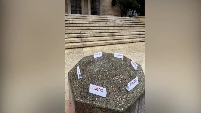 Rama ponovo poziva demonstrante na dijalog uprkos odbijanjima, kamena sofra postavljena ispred Vlade (VIDEO) - Shqiptarja.com