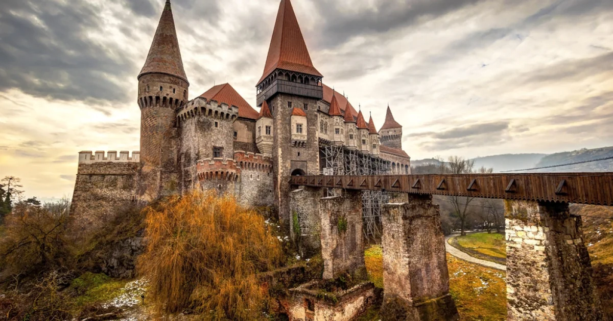 Metalna kutija sa dokumentima, otkrivena ispod stopala viteza na krovu Kastela Korvina. Šta je skrivala?