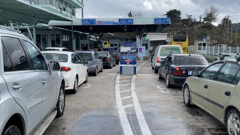 Visok protok vozila na Kakaviji, 8 hiljada Albanaca ka Grčku u 10 sati! Grčka strana radi samo sa 2 šalteri