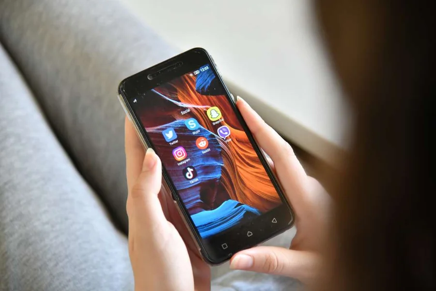 Influenceri, vlogeri, jutjuberi da se registriraju, poziva AVMU - Nova Makedonija