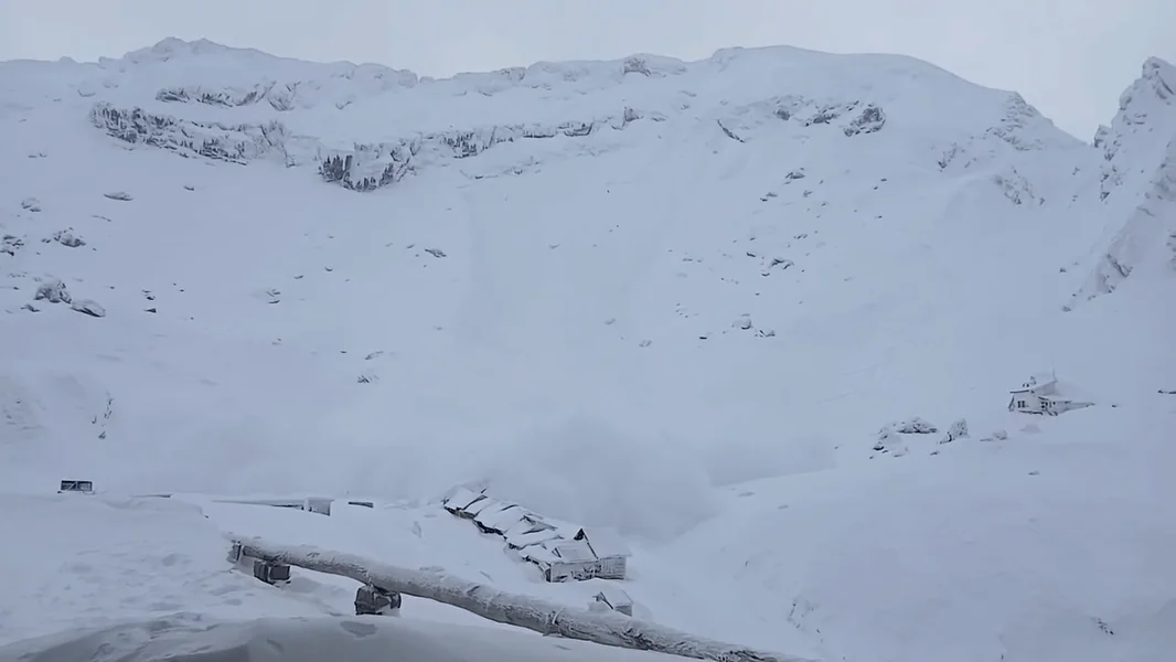 Lavina velikih dimenzija u Planinama Fagaraš, pokrenuta od dva skijaša u oblasti Bâlea Jezero. Preporuke Salvamont.