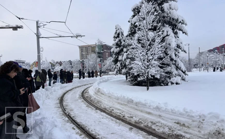 Građani ogorčeni: Sat vremena čekali tramvaj, pogledajte gužve na stajalištima