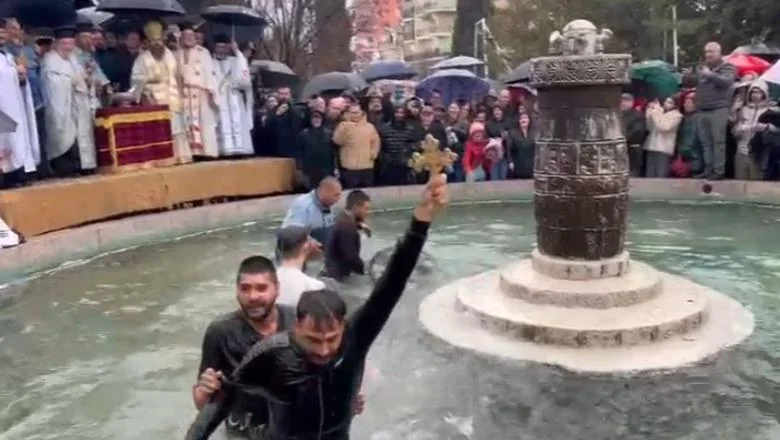 Održana je ceremonija bacanja krsta u Korči, mladići su se utrkivali jedan s drugim u fontani! Pobednik: Osećao sam da ću ga uhvatiti!
