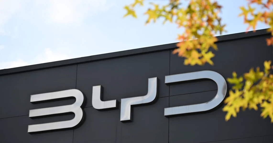 Kineska grupa BYD je na putu da postane najveći proizvođač električnih automobila, verovatno će nadmašiti Teslu