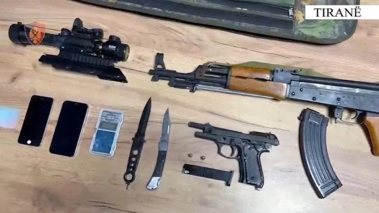Sa vatrenim oruzjem u kuci, 2 osobe uhapšene u Tirani i Kruji! Oduzete pištolje, Kalashnikov i nišan optički (EMRAT)